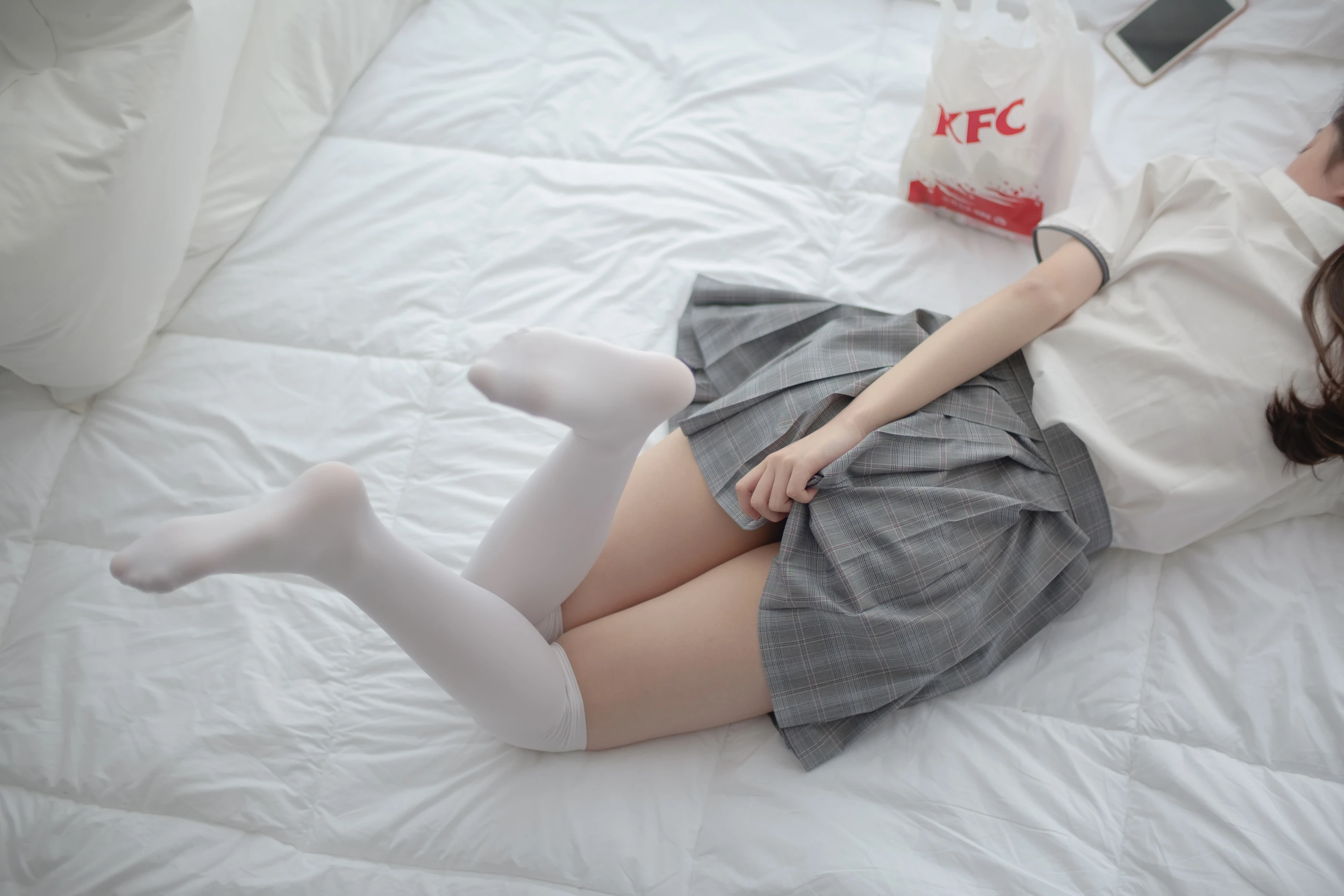 森萝财团 [R15-009] 床上JK白丝 [84P]插图3